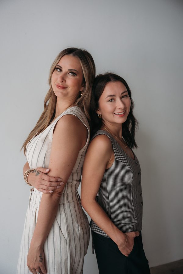 Kayla Kugler and Megan Vizzari, the sisters who founded Momeaze, standing back to back